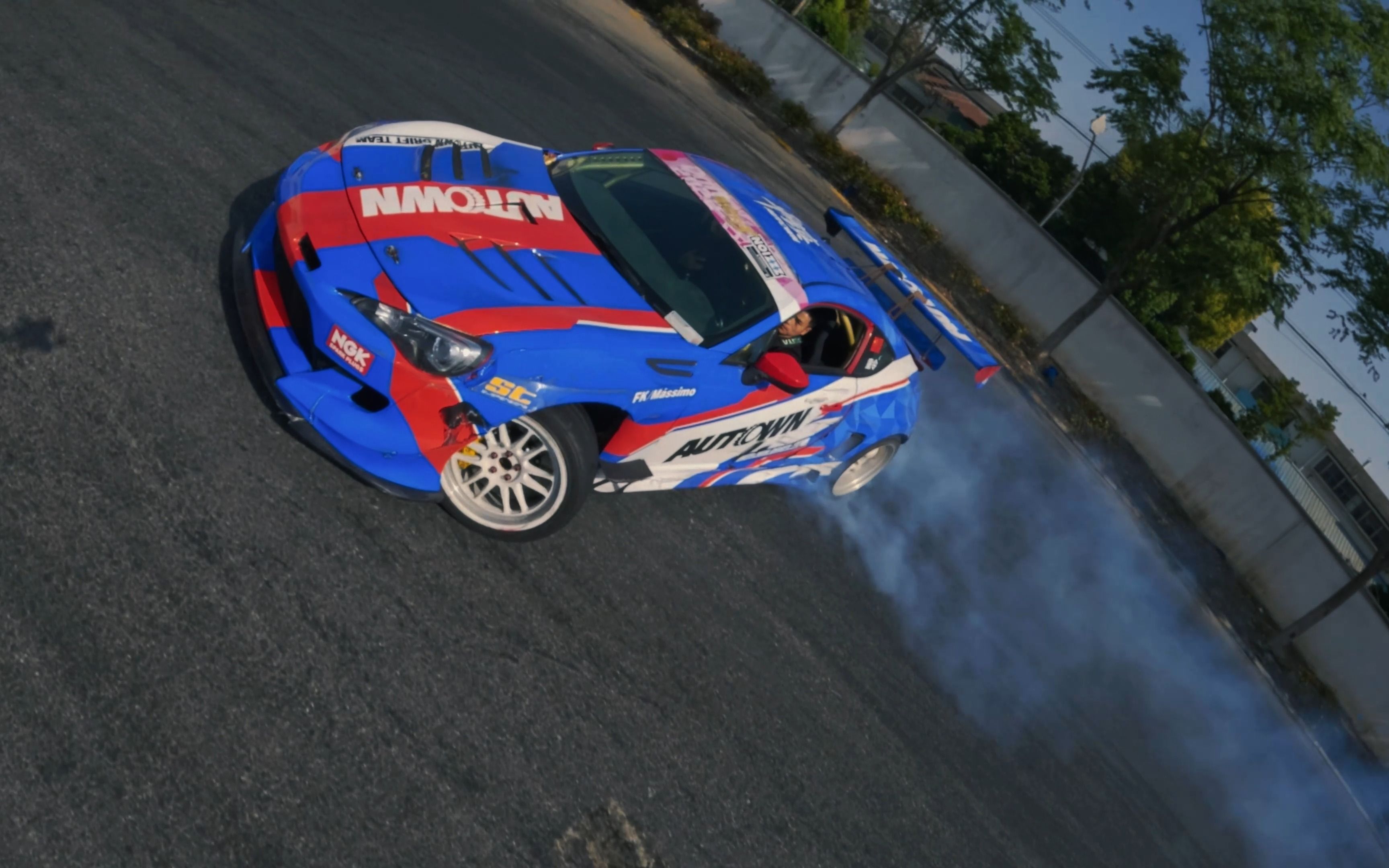 关于“极速飘逸，漂移成诗”——车手技艺的极限展现的信息