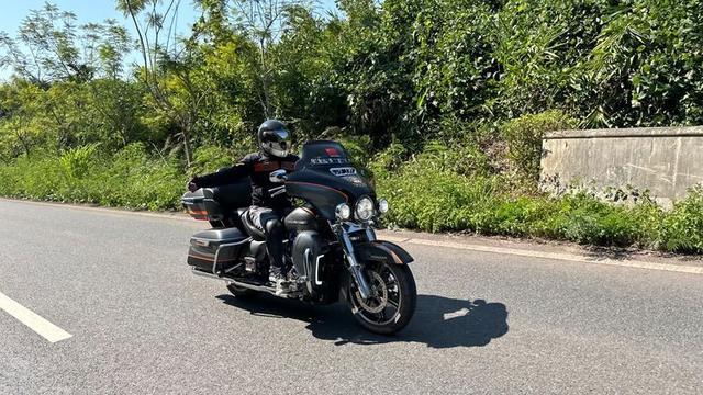 关于哈雷骑行变身：极速追逐中车手的极限挑战的信息