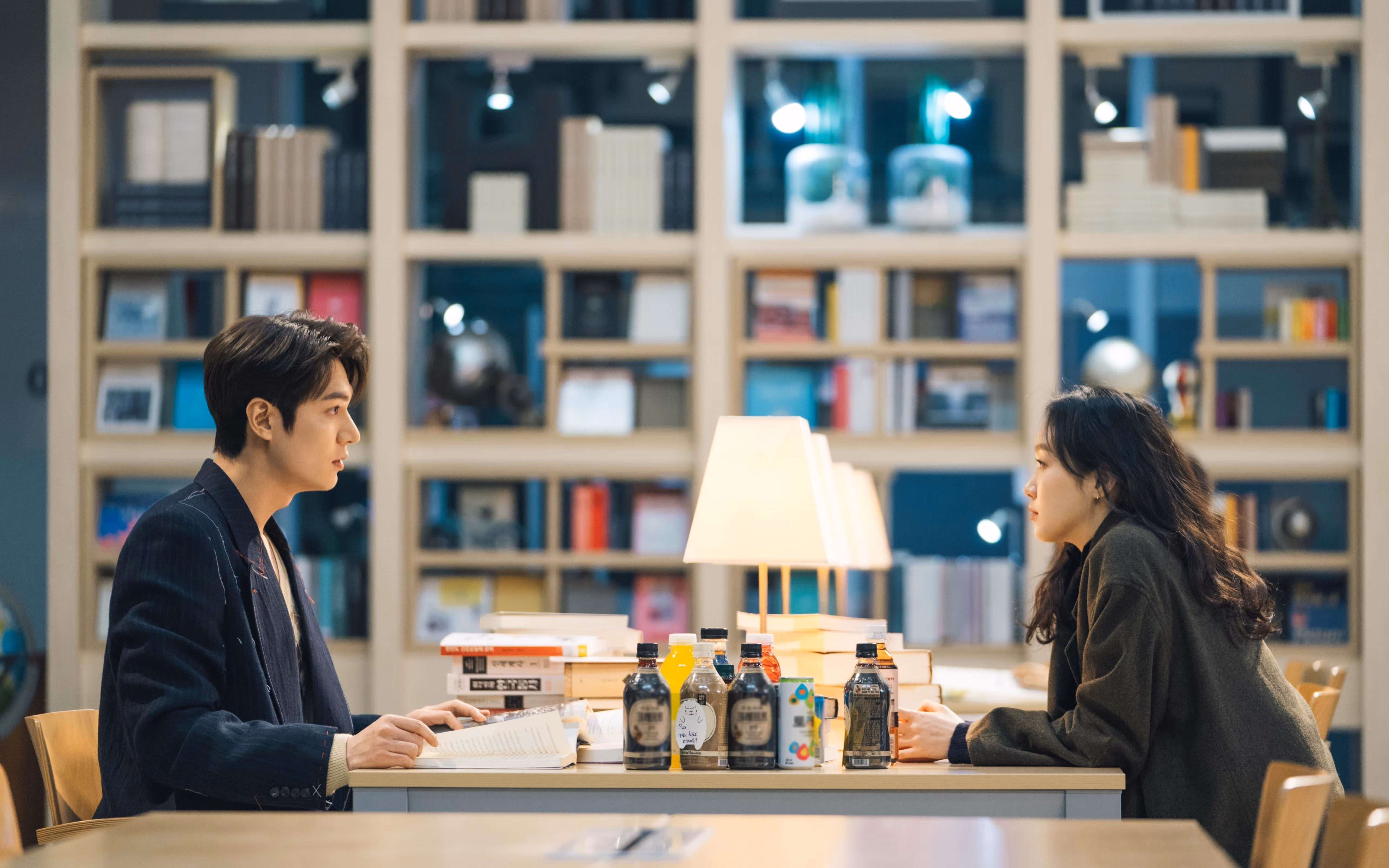 “未来足球之星：青少年足球比赛激烈争夺”，青少年足球大赛