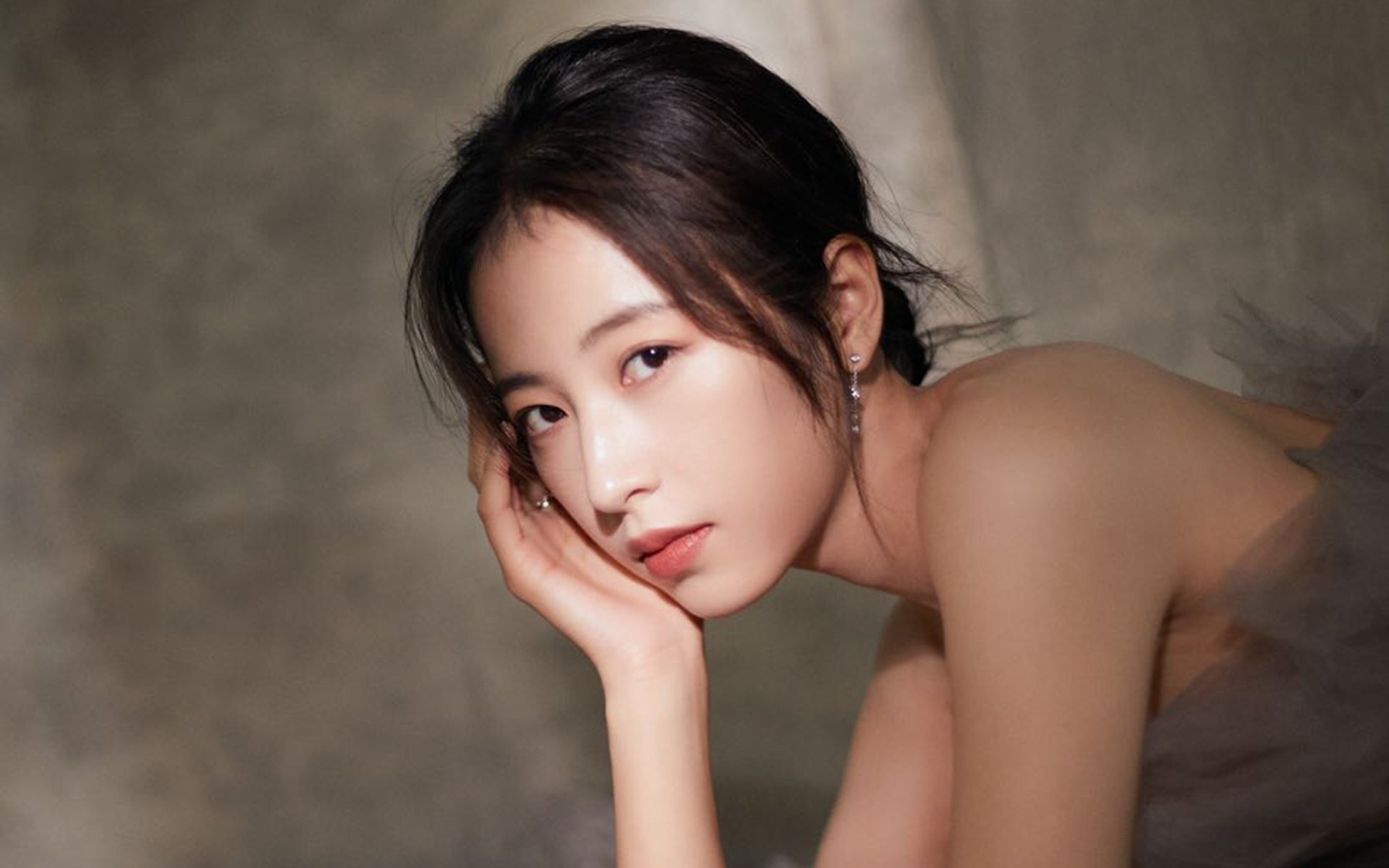 荷兰骑手 Janneke Boonzaaijer 在巴黎奥运会三项赛中获得第九名，展现出色表现。