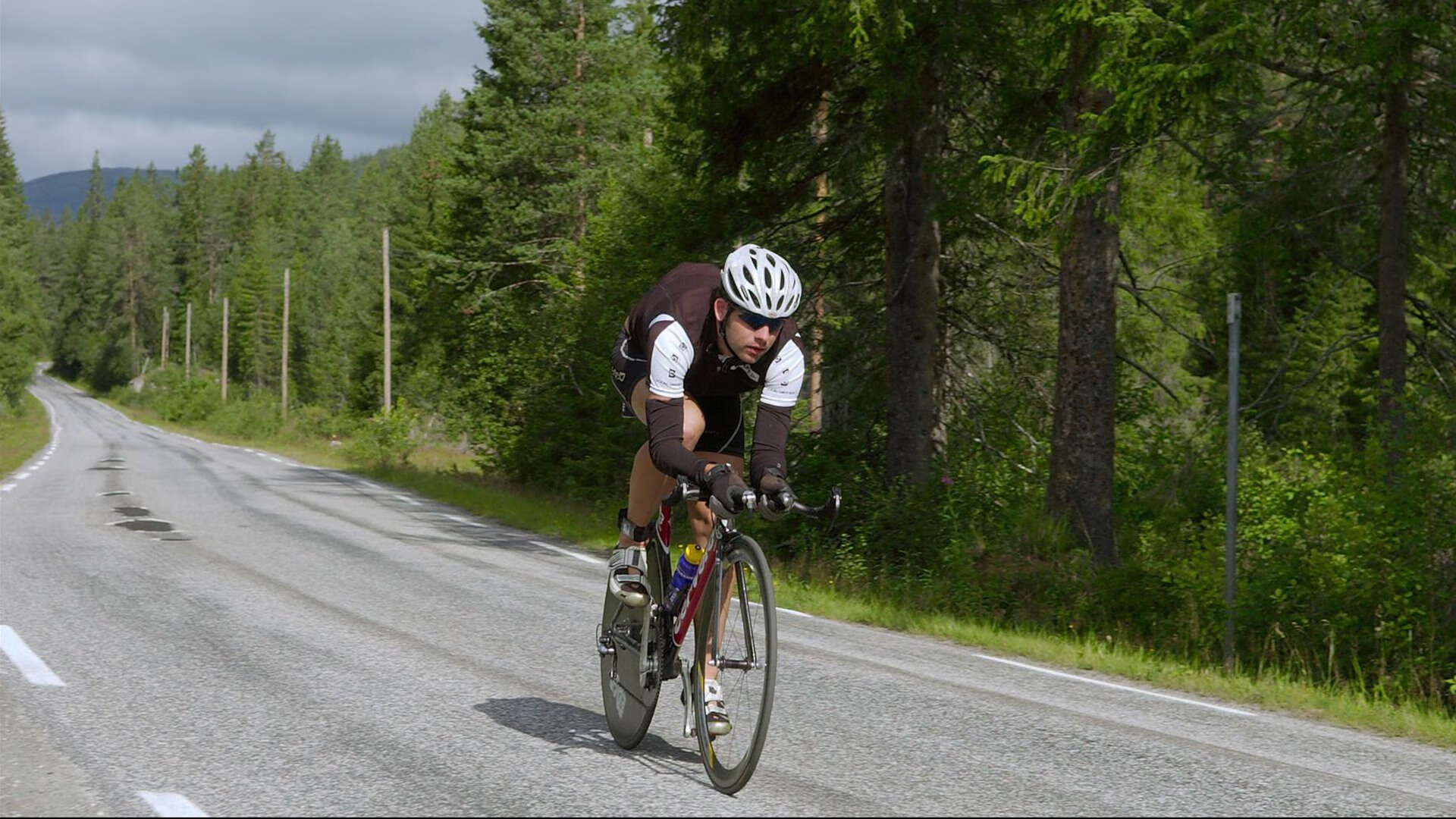 德国男子81公斤级举重选手在决赛中获得第九名，德国举重小将