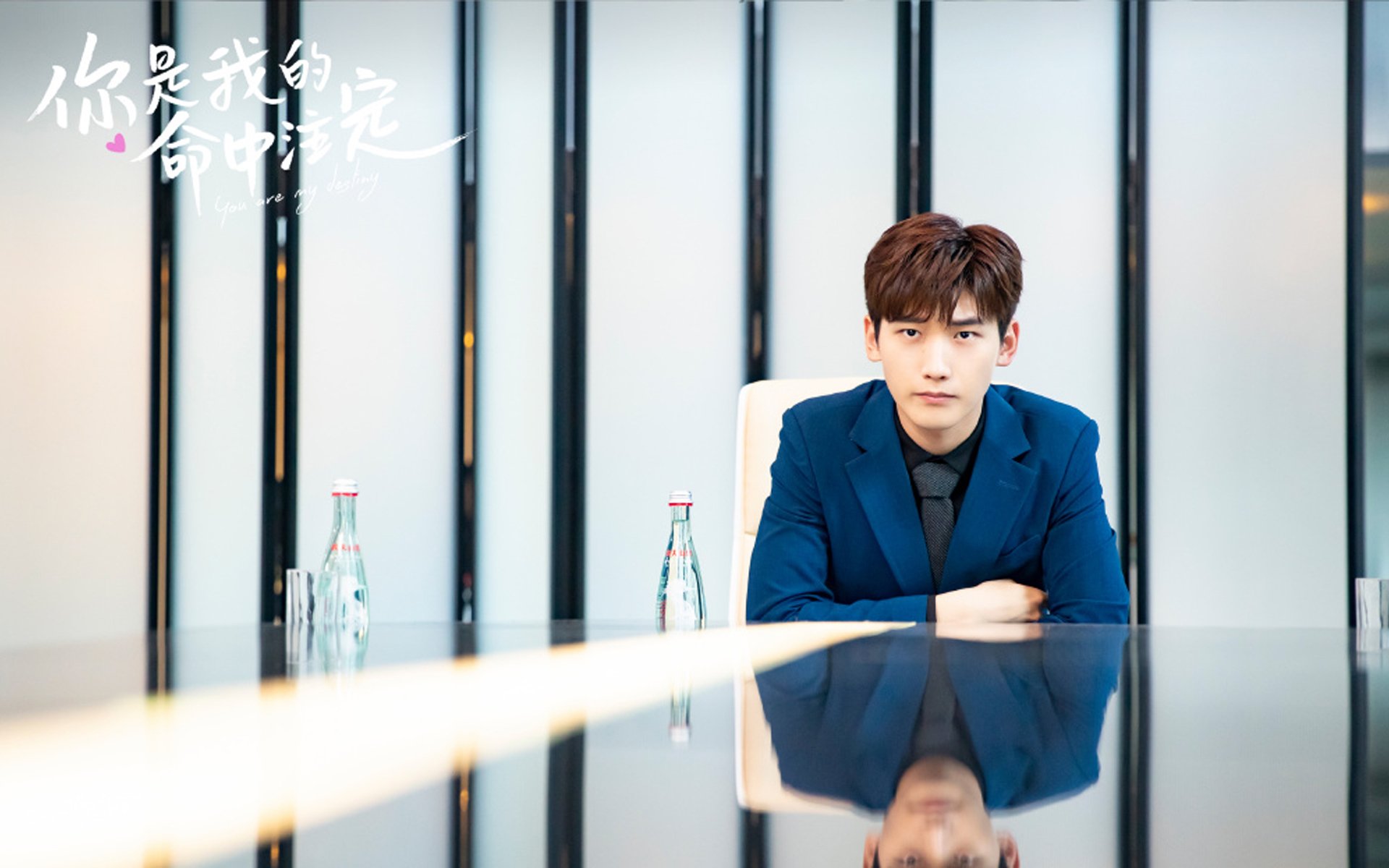 “高新体育中心健力赛：选手们挑战极限重量，赛场气氛紧张”