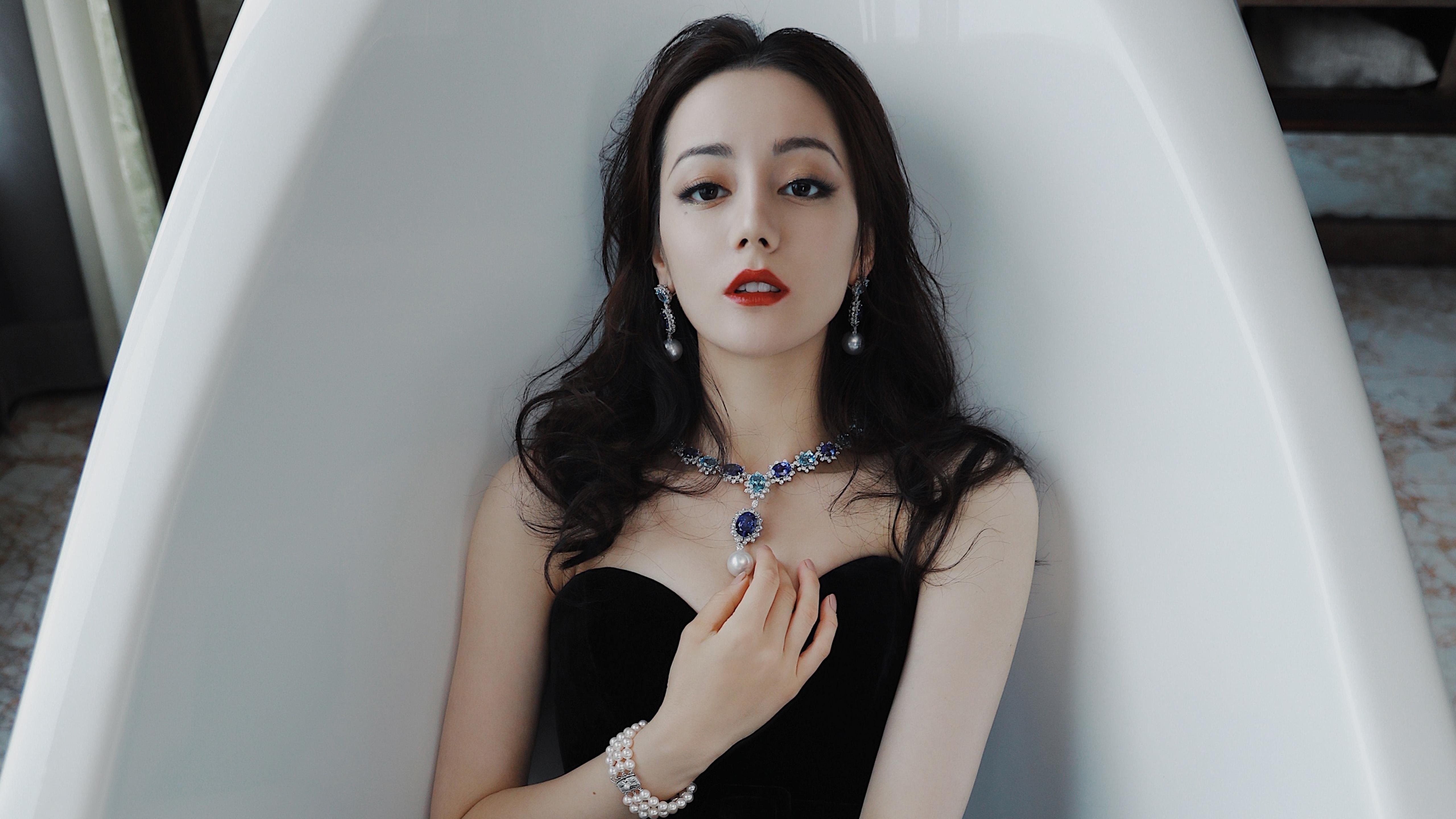 女子篮球训练注重防守协作提升防守水平，女子篮球防守视频