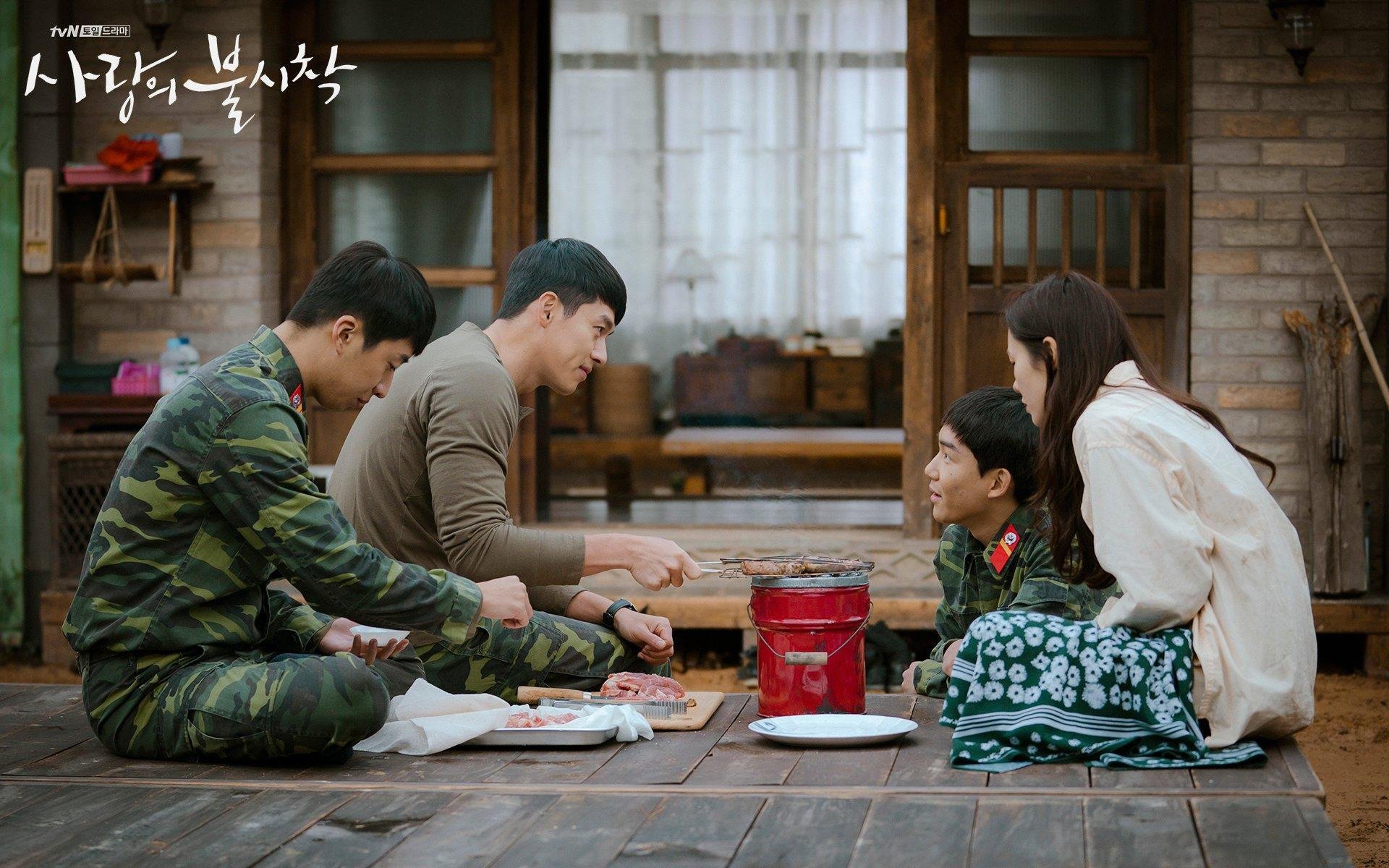 苏炳添与年轻选手交流起跑技术细节，苏炳添的起跑技术